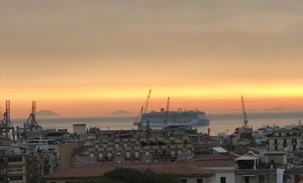 Tre fotografie dell'alba a Palermo con una nave e sullo sfondo Alicudi Filicudi Salina Lipari e Vulcano