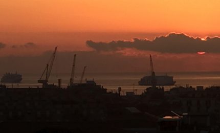 Alba a Palermo con due navi in arrivo al porto. Buon giorno a tutti!