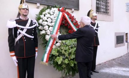 Moro, Mattarella depone corona di fiori in via Caetani