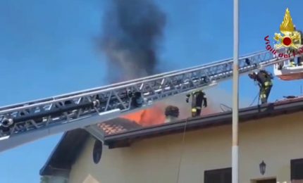 Incendio in una palazzina nel Comasco,  Vigili del Fuoco domano fiamme