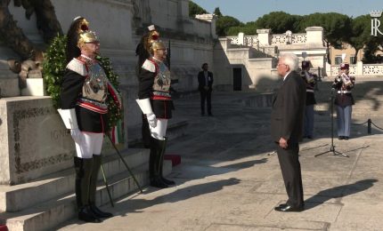 2 Giugno, Mattarella depone corona d’alloro all’Altare della Patria