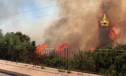 Vasto incendio minaccia abitazioni nel Ragusano