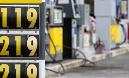 Benzina e gasolio sono quasi a 2 euro e non si escludono altri aumenti. Strategia americana contro la Ue?/ SERALE