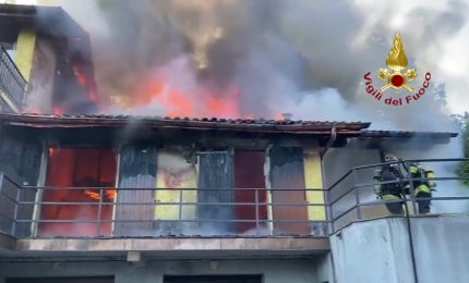 Varese, casa in fiamme, due feriti nel tentativo di spegnere fuoco