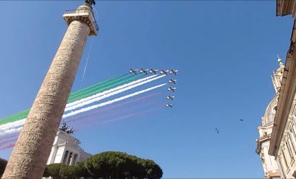 Festa della Repubblica, le Frecce Tricolori solcano i cieli di Roma