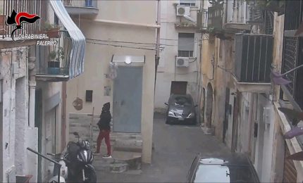 Droga calata con un cesto dal balcone, arresti nel Palermitano