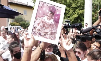 Folla e commozione ai funerali della piccola Diana a Milano