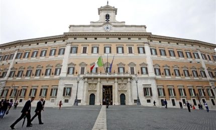 Contro la crisi della politica in Italia dare vita a tante piccole "agorà" diffuse in tutto il Paese e metterle "in rete"