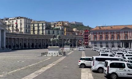 Napoli, sciopero taxi, centinaia di auto occupano piazza Plebiscito