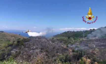 Vasto incendio nel Messinese, in azione un canadair e un elicottero