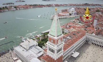 Maltempo, a Venezia un drone ispeziona il campanile San Marco