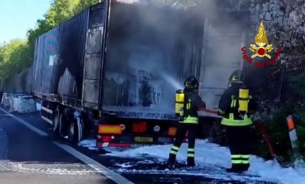 Incendio mezzo pesante che trasportava plastica nel triestino