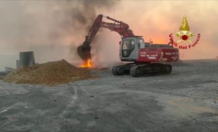 Vigili del fuoco al lavoro per incendio azienda rifiuti nel sassarese