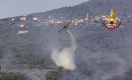 In fiamme bosco vicino Trieste, droni in volo per mappare le aree