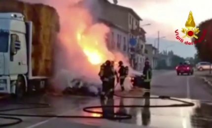 In fiamme un autotreno carico di balle di fieno in Campania