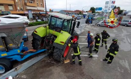 Veneto, sulla statale Pontebbana si ribalta camion carico d'uva