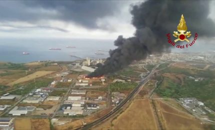 Incendio in un'azienda nel Siracusano, l'area messa in sicurezza