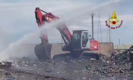 Incendio all'impianto di rifiuti di Augusta, l'area messa in sicurezza