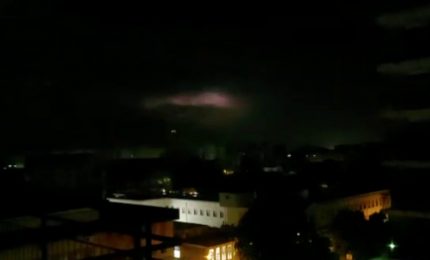 Una tempesta di fulmini illumina la notte di Palermo