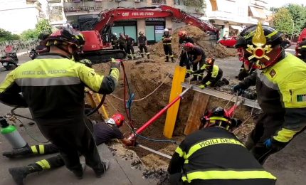 Roma, in salvo l’uomo sepolto nel crollo di uno scavo sotterraneo