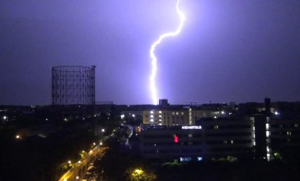 Una spettacolare tempesta di fulmini illumina la Capitale