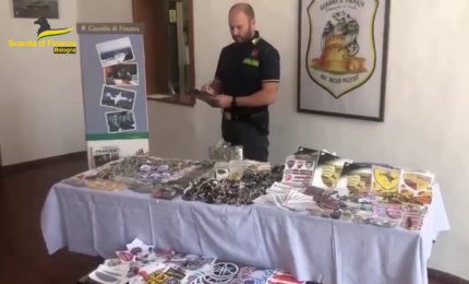 Sequestrati a Bologna migliaia di prodotti contraffatti