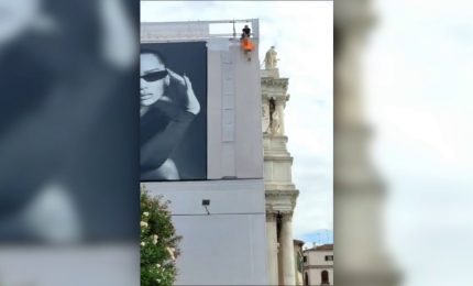 Una giovane tenta il suicidio, salvata da un poliziotto