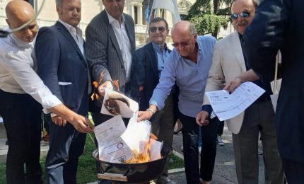 Usare i fondi del PNRR per pagare le bollette di luce e gas da Agosto a Dicembre. Al via le proteste popolari/ MATTINALE 478