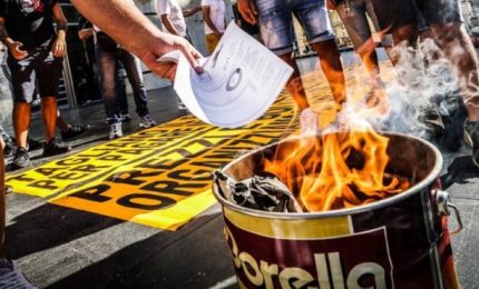 Cominciano le proteste sociali: a Napoli i disoccupati che non possono pagare bruciano le bollette di luce e gas in piazza