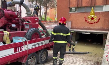 Alluvione nelle Marche, vigili del fuoco svuotano garage allagato