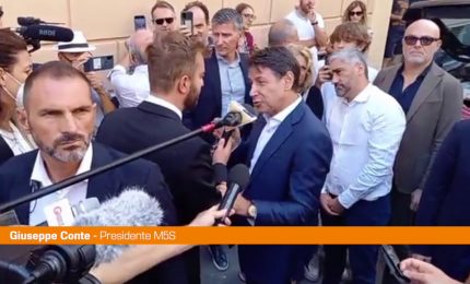 Conte canta "Bella ciao" a Genova