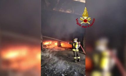 Incendio in una palazzina del Viterbese, evacuato l'intero edificio.