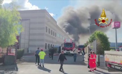 Incendio in un capannone di Modugno, forse causato da corto circuito