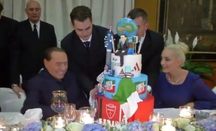 La cena ad Arcore per gli 86 anni di Berlusconi tra torta e palloncini