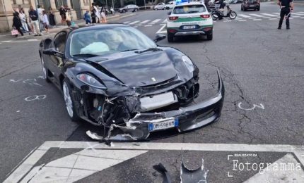 Milano, inseguimento dei vigili urbani finisce contro... una Ferrari