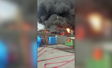 San Giuliano Milanese, Maxi incendio in azienda chimica. Alcuni feriti