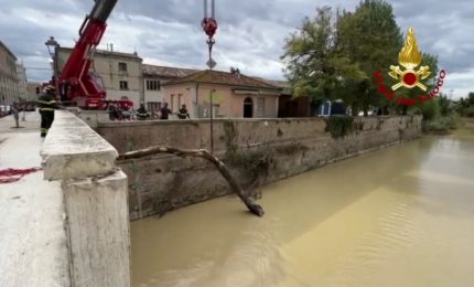 Marche, pompieri al lavoro per rimuovere detriti dell'alluvione