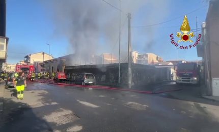 In fiamme un deposito di elettrodomestici a Catania, colonna di fumo