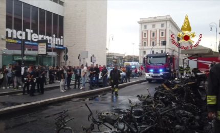 Roma, Incendio di motorini fuori dalla Stazione Termini, nessun ferito