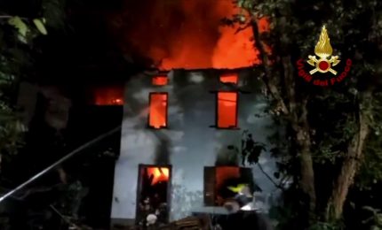 Vigili del Fuoco spengono incendio in un casale nel Lodigiano