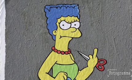 A Milano riappare il murale di Marge Simpson che si taglia i capelli