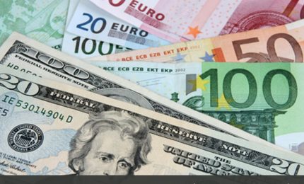 L'euro continua a perdere terreno rispetto al dollaro statunitense: ieri è passato da 97,06 centesimi a 96,02 centesimi