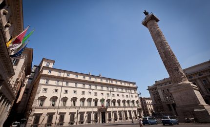 Roma impugna la norma sull'aumento degli stipendi dei dirigenti della Regione siciliana: non c'è copertura finanziaria