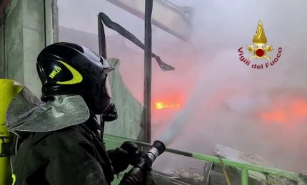 Incendio in azienda materiali plastici nel torinese