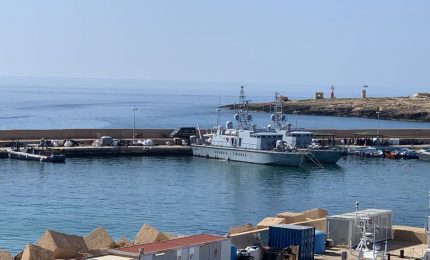 Continuano sbarchi di migranti a Lampedusa, neonato trovato morto