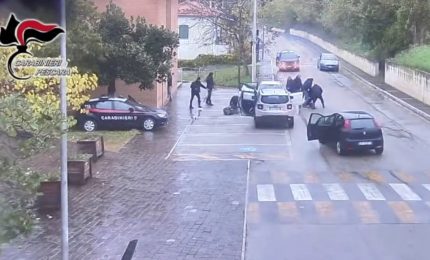 Armi in mano tentano rapina a ufficio postale ma trovano i carabinieri