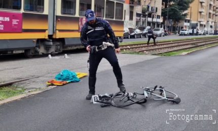 Milano, tram lo investe mentre attraversa binari. Muore a 14 anni