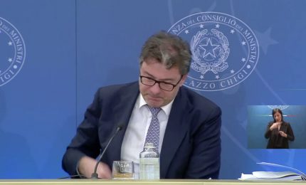 Manovra, Giorgetti si commuove ricordando Maroni "Il bonus è suo"