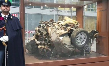 I resti dell’auto della scorta di Falcone esposti a Milano