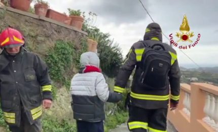 Frana a Ischia, una famiglia bloccata dal fango